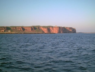  Navegando a lo largo de la impresionanle costa